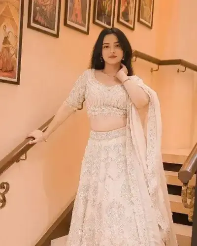 Escort Khurai